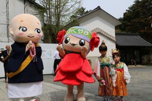 ③　福山市イメージキャラクター「ローラちゃん」と一緒に